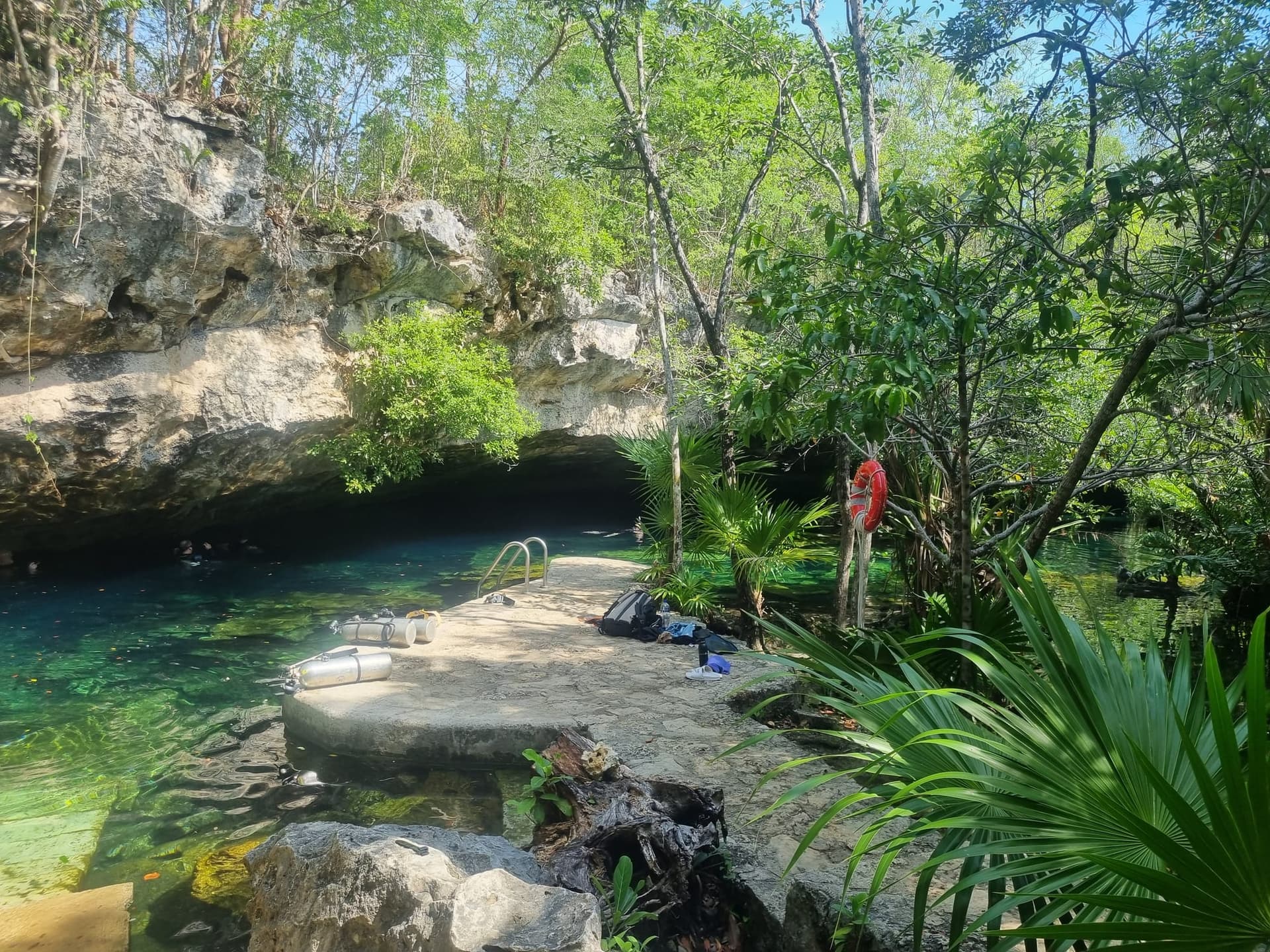 Plongée dans le cénote Chac Mool